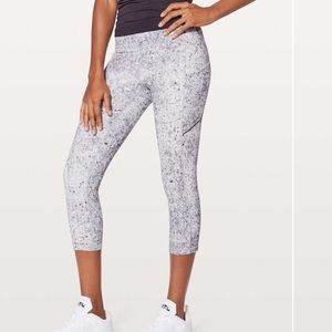 Lululemon Speed Up Crop 21" Antiqued Alpine White Multi
Size 4